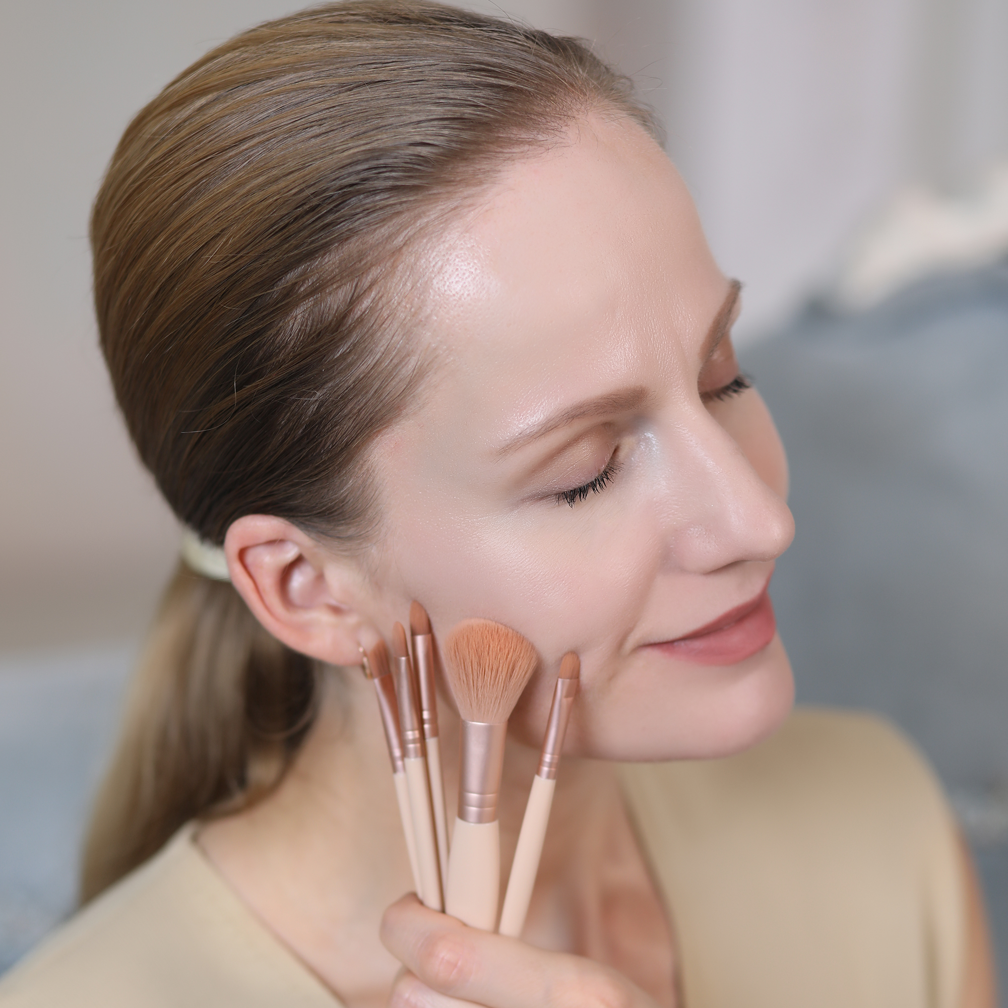 Mini Travel Makeup Brush Set - 5pcs Portable Cosmetic Brushes Kit with Mirror for On-the-Go Beauty